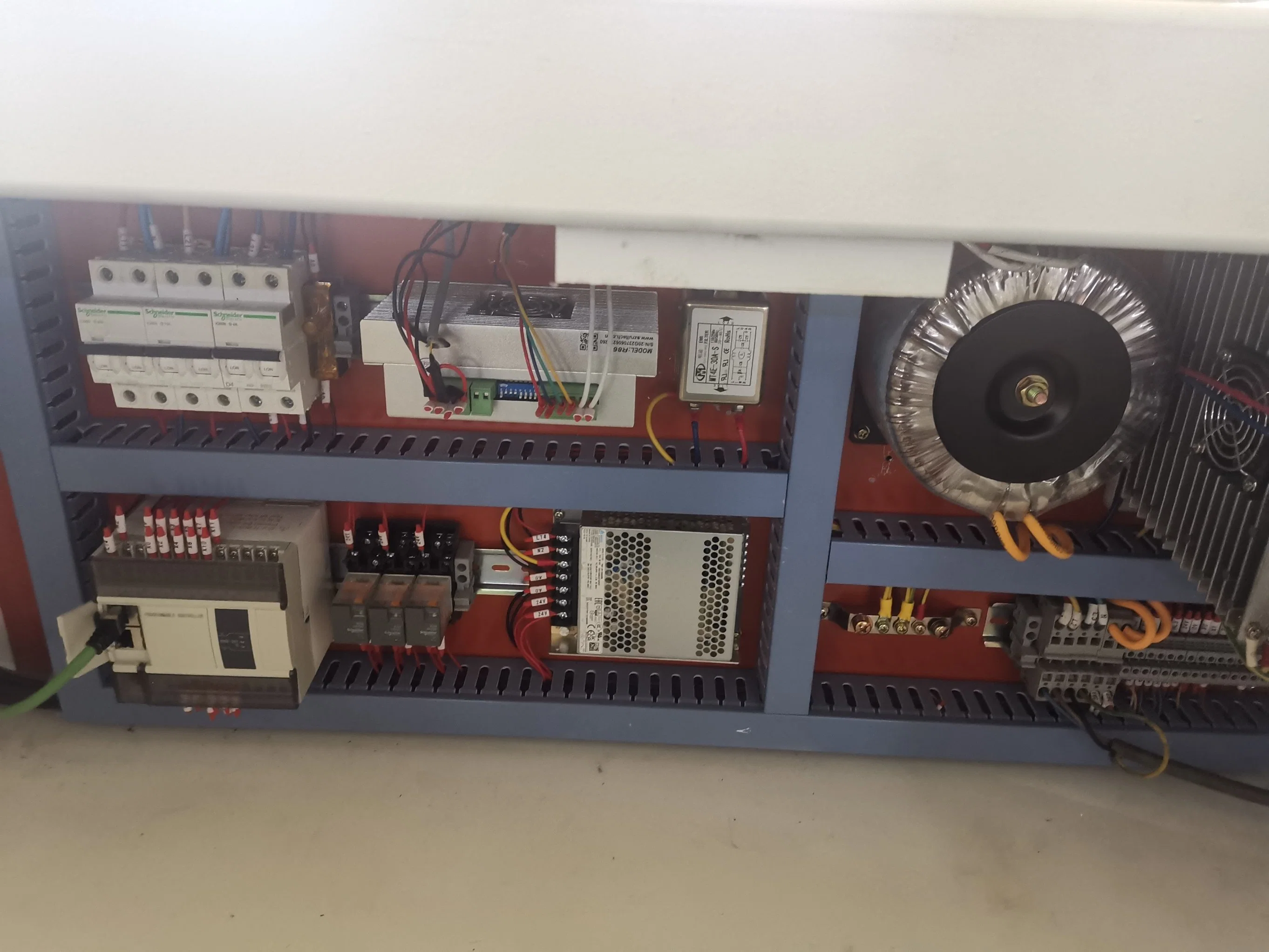 Esquina CNC línea de producción combinada de procesamiento de ventanas de aluminio