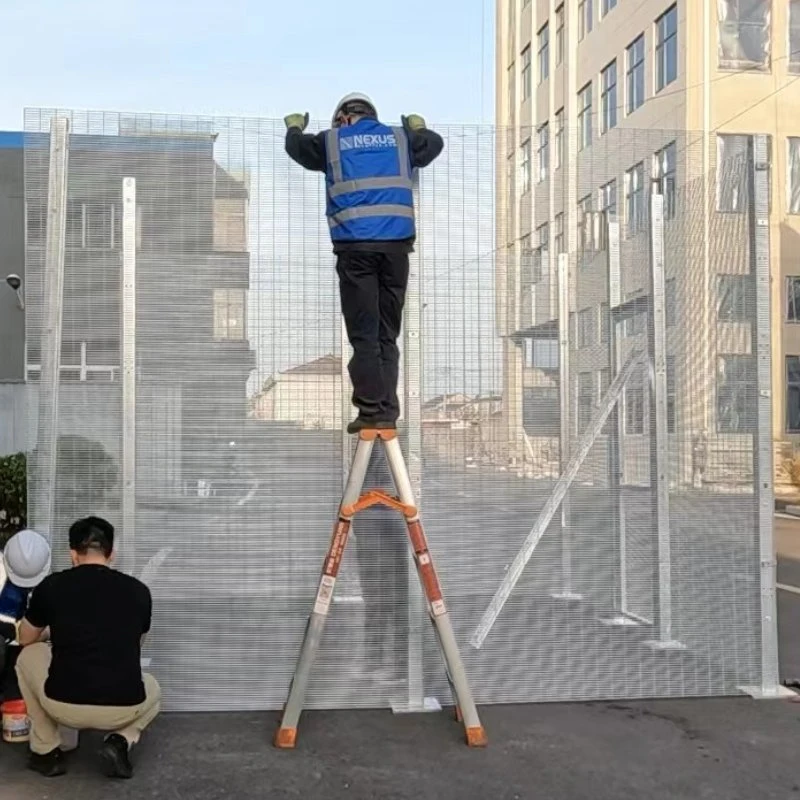 Grillage en fil galvanisé 358 avec poteau d'extension pour la protection du jardin.