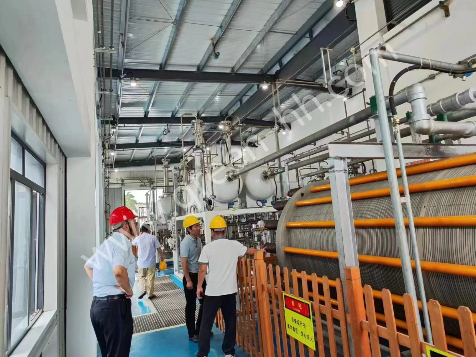 El reabastecimiento de combustible de hidrógeno de la estación central de carga de vehículos de pila de combustible de hidrógeno el llenado de la estación de llenado