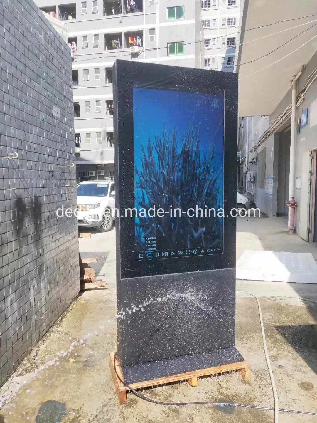 Imperméable IP65 Floorstanding Daylight lisible pour le panneau LCD affiche numérique 55inch 2500 Nits