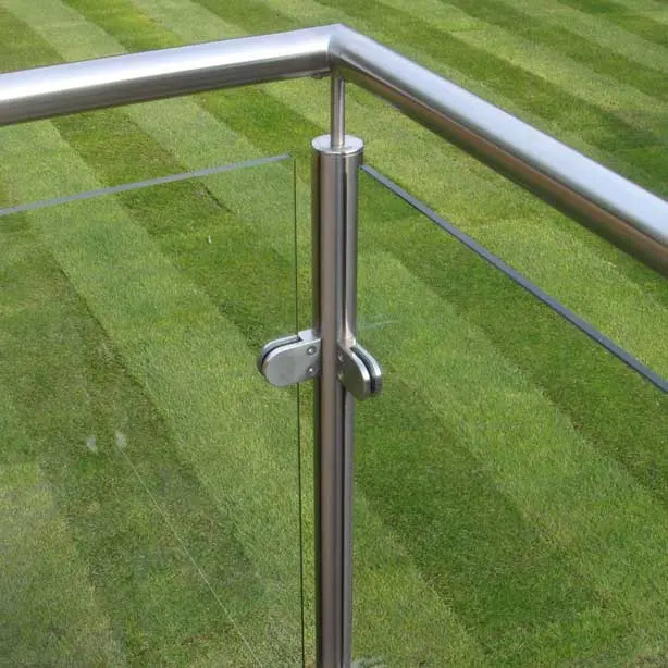 Rampe en verre de balcon en acier inoxydable avec profilé en U en aluminium semi-sans cadre.