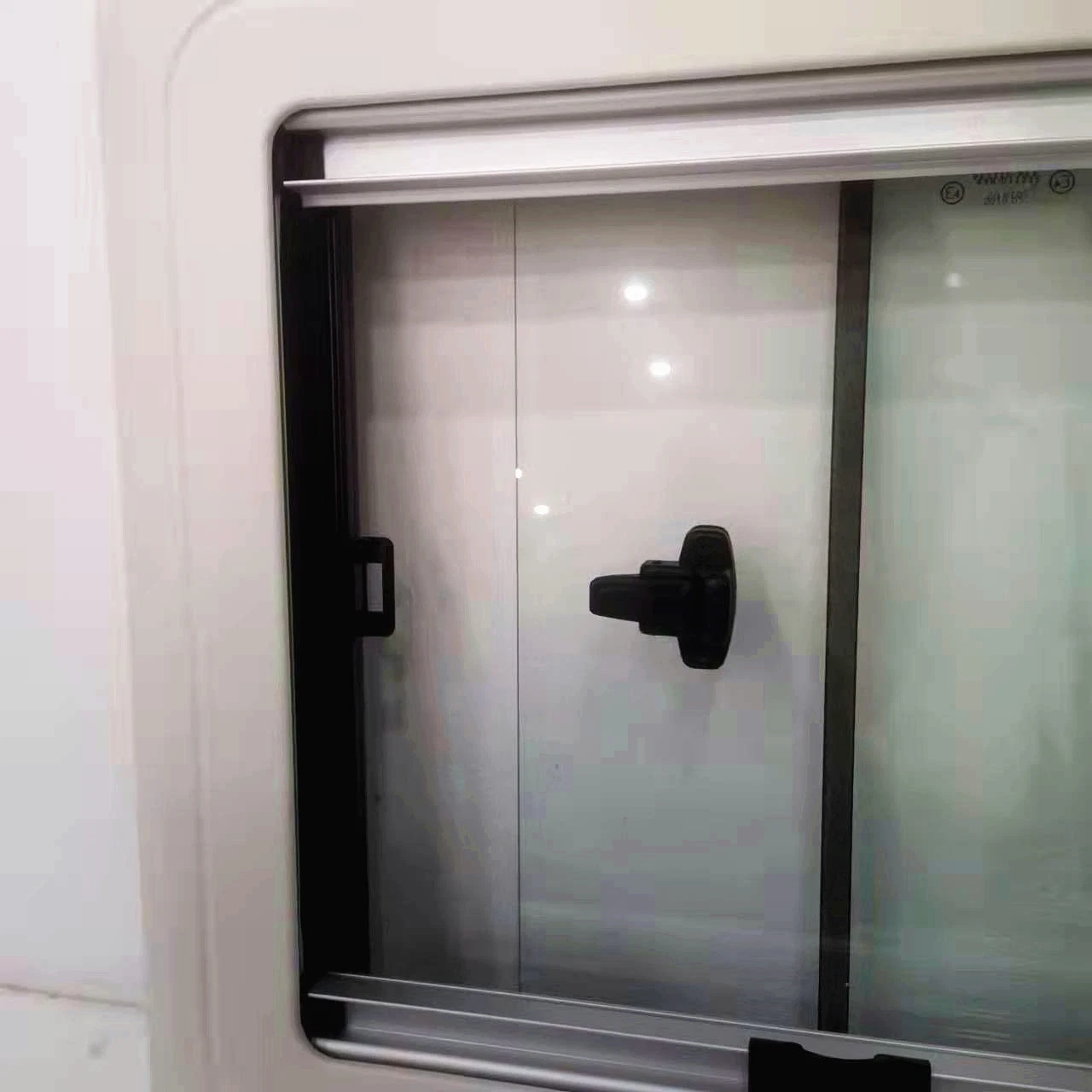 Ventana deslizante de vidrio templado en ángulo recto Maygood con red antimosquitos Ciego para remolque de viaje de automóvil modificado RV