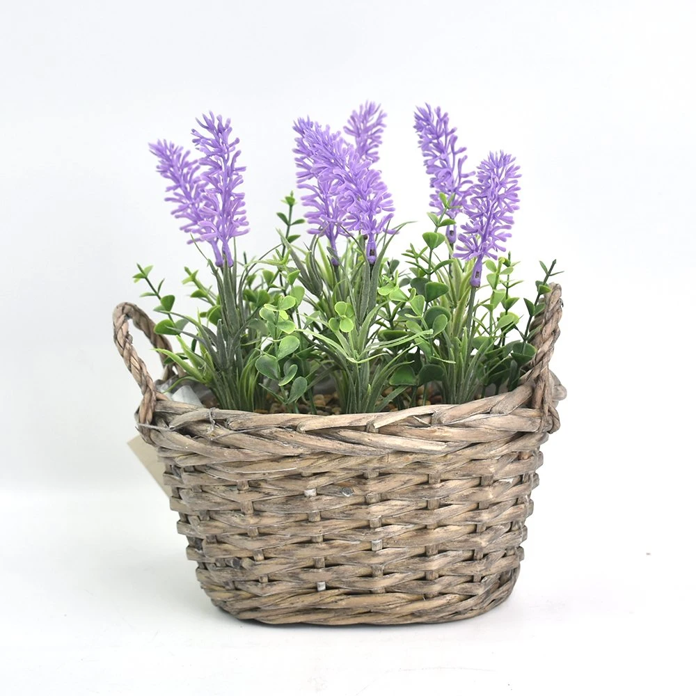 Arreglo de lavanda artificial de plástico en maceta de ratán natural