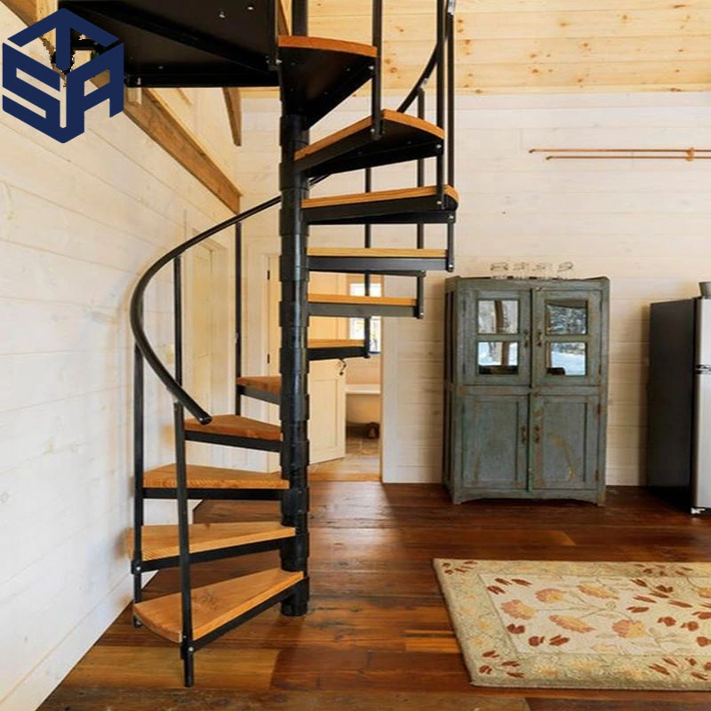 L'intérieur de l'escalier en spirale du bois d'acier pour les petits espaces