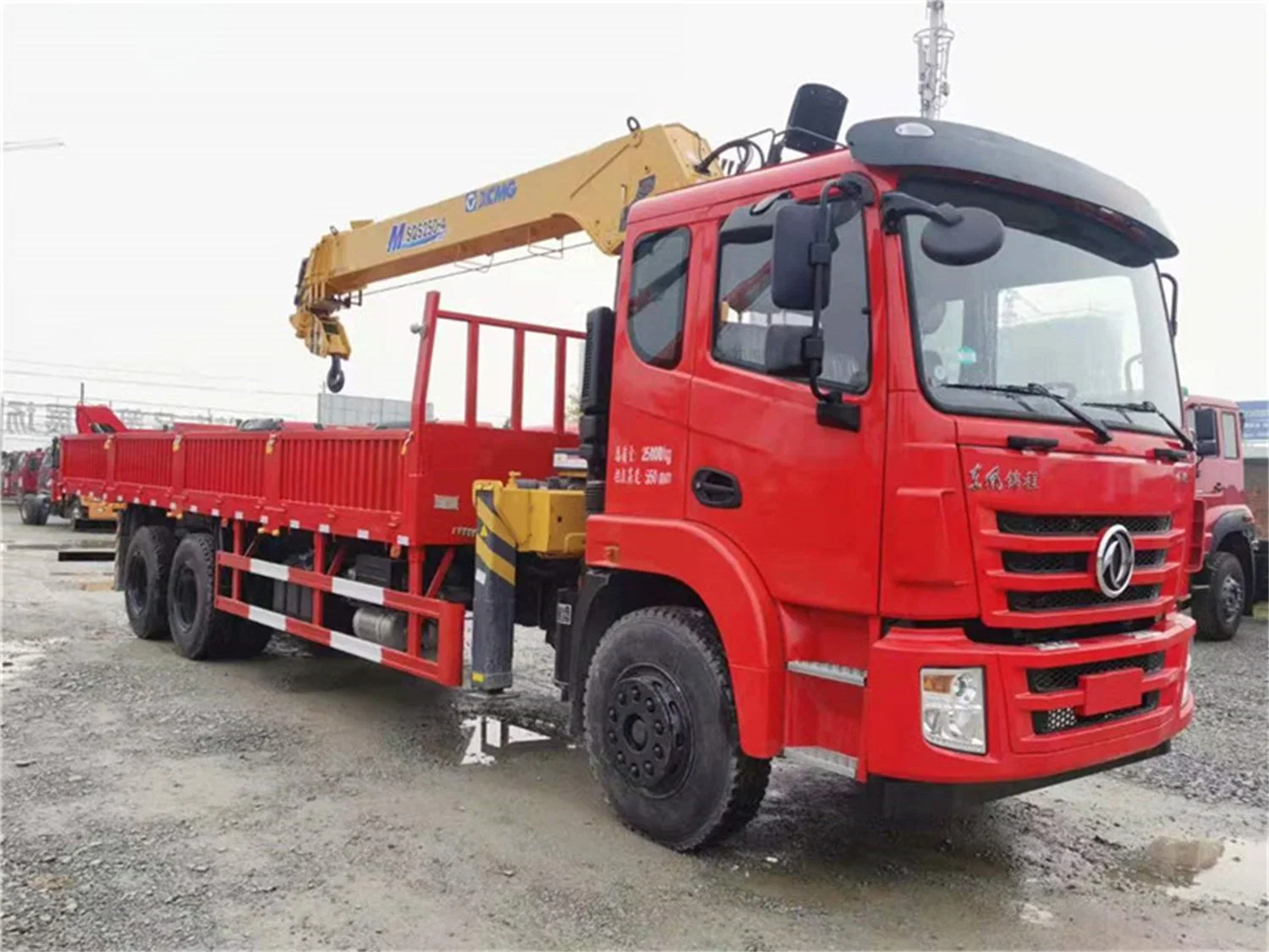 Dongfeng 6X4 Yuchai 270 Horsepower 10t Truck-Mounted Crane