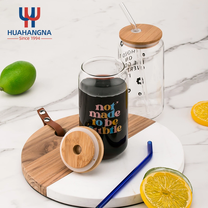 Vaso de vidrio para beber con forma de lata de refresco de 16 oz (480 ml) personalizado con sublimación, logotipo, tapa de bambú y pajita. Ideal para leche, jugo, café helado, agua y cerveza.