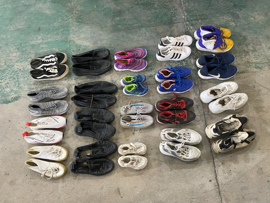 Venda Direta de Fábrica Verão Quente Preço Mais Barato Lotes de Sapatos Mistos de 25kg Sapatos Usados de Segunda Mão Mistos em Fardos Sapatos Usados para Homens e Mulheres.