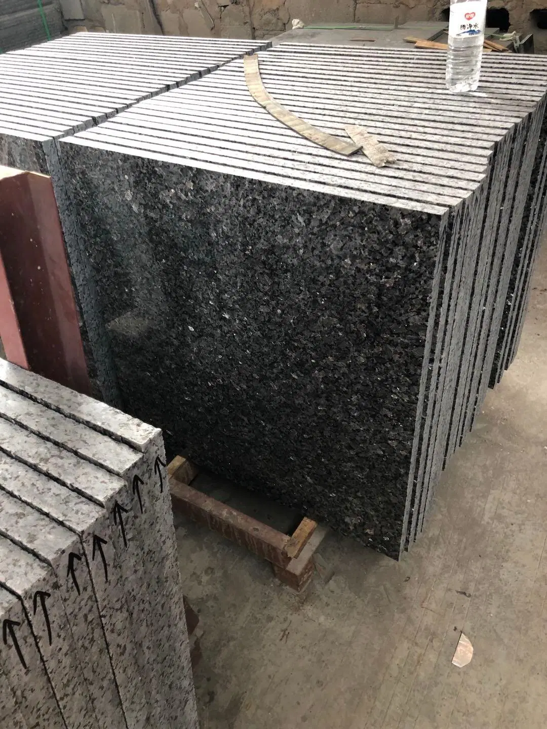 Natural Stone Black/White/Grey Polished/Honed/Flamed/Brushed Silver Pearl Granite for Floor/Wall/Outdoor Slabs/Tiles/Countertops/Stairs/Sills/Column/Pavers