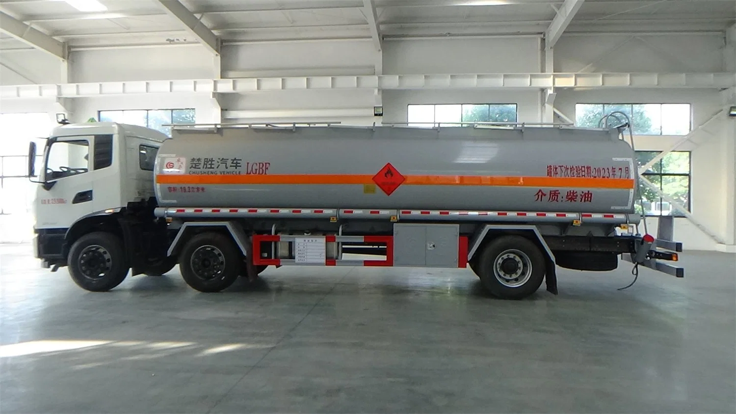 Dongfeng 6X2 Super Large Capacity 20000-25000ldiesel Gasoline Transport Oil Tank Truck