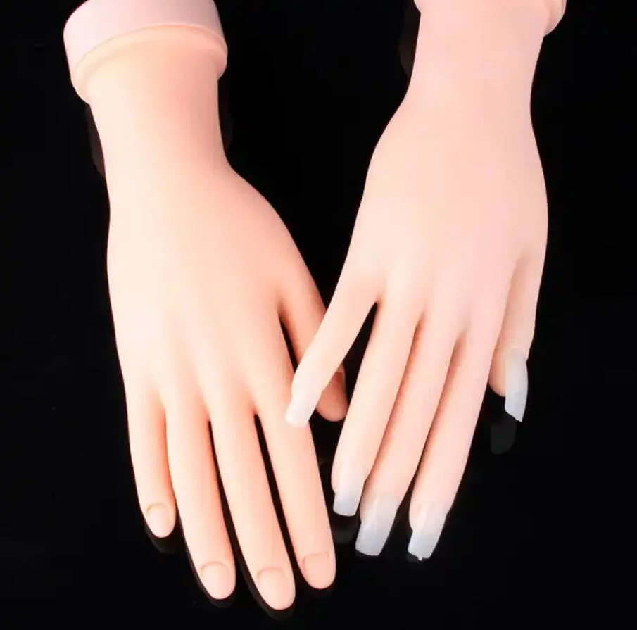 Main de mannequin pour pratiquer les ongles main de pratique