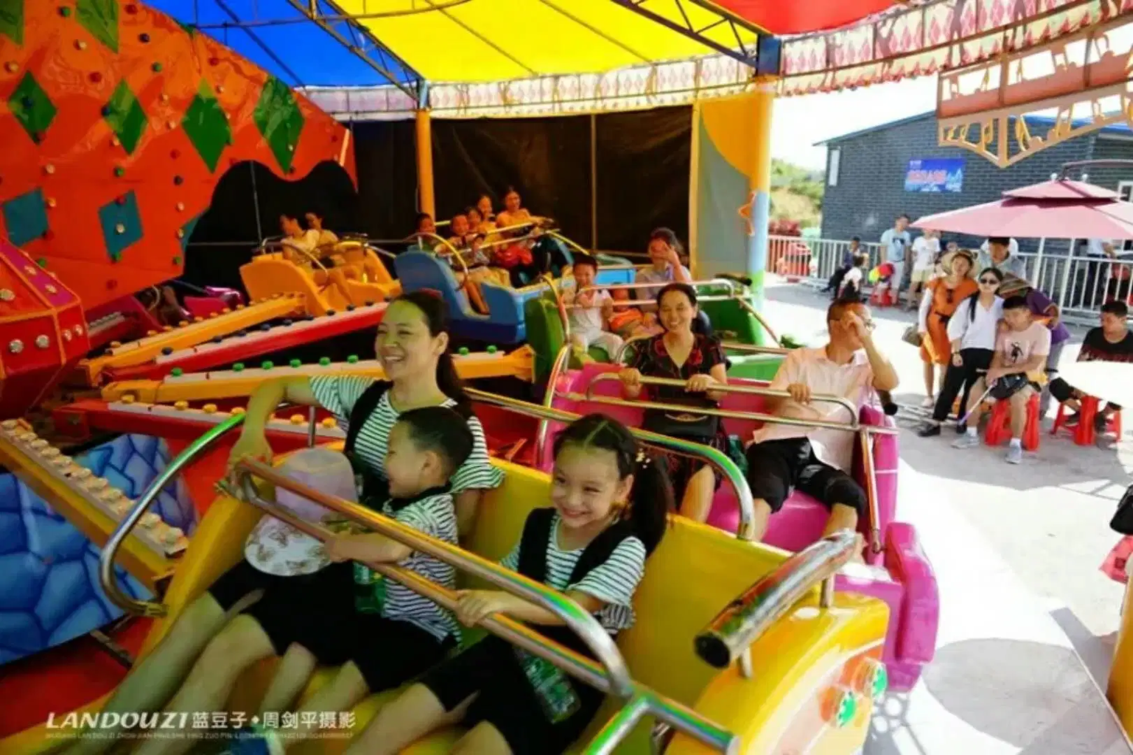 Amusement Park Equipment Turntable Luna Rides Thunder Beat Musical Express Rides for Sale