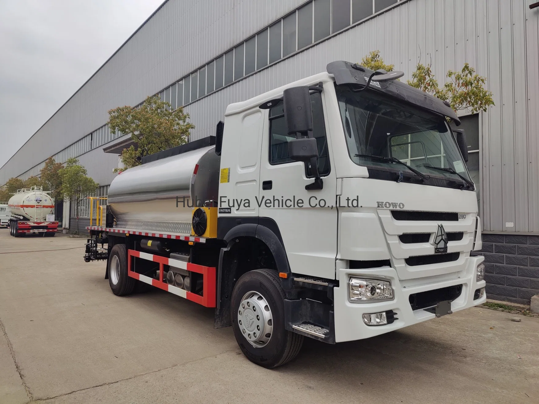 Sinotruk HOWO 266HP 290 HP 15000 لتر 15 CBM 15 م3 شاحنة موزع الأسفلت الساخن سعة 1 طن لرش الأسفلت