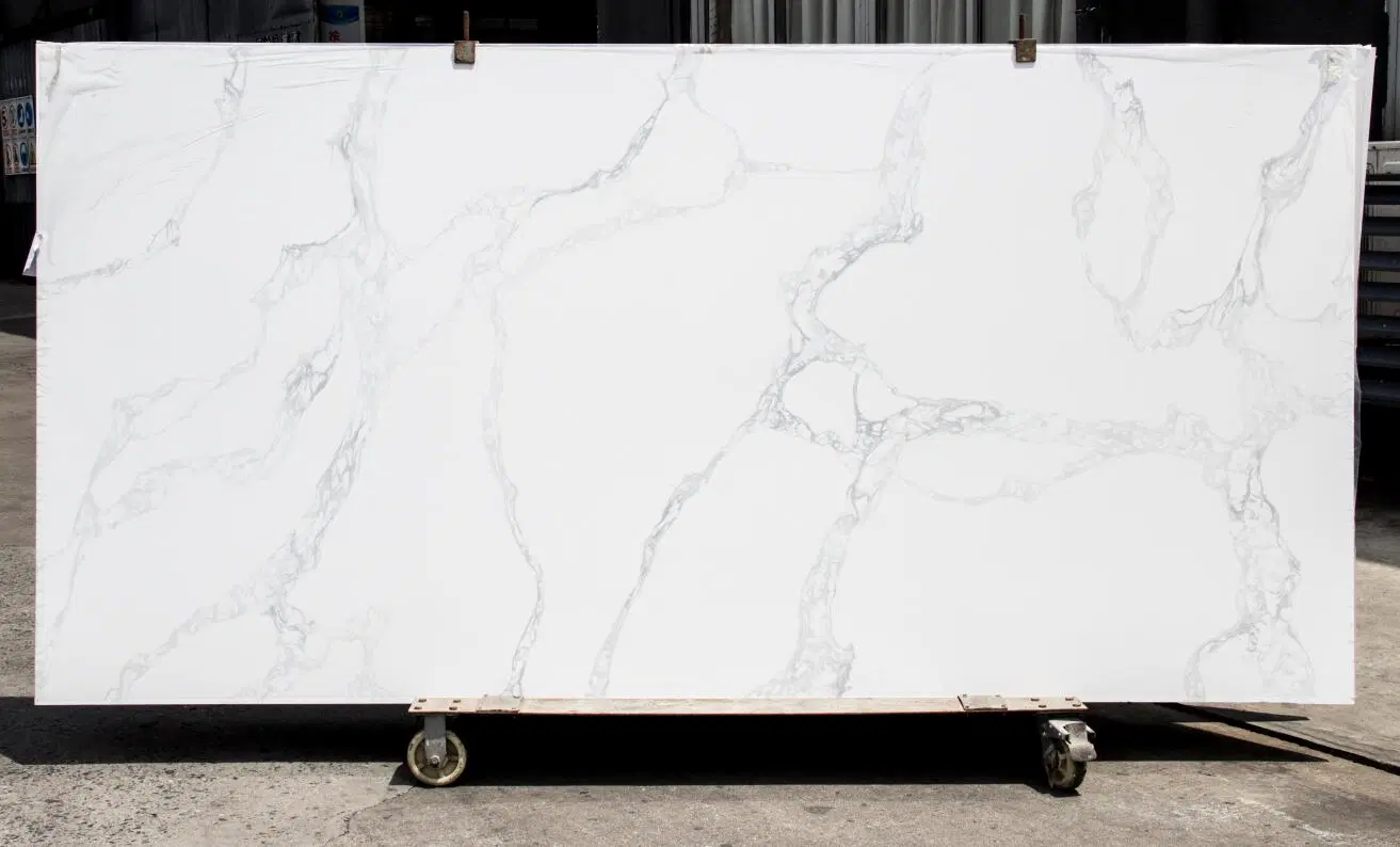 Latest Colors Cheap Price Calacatta Marble Looking Quartz Stone for Tops