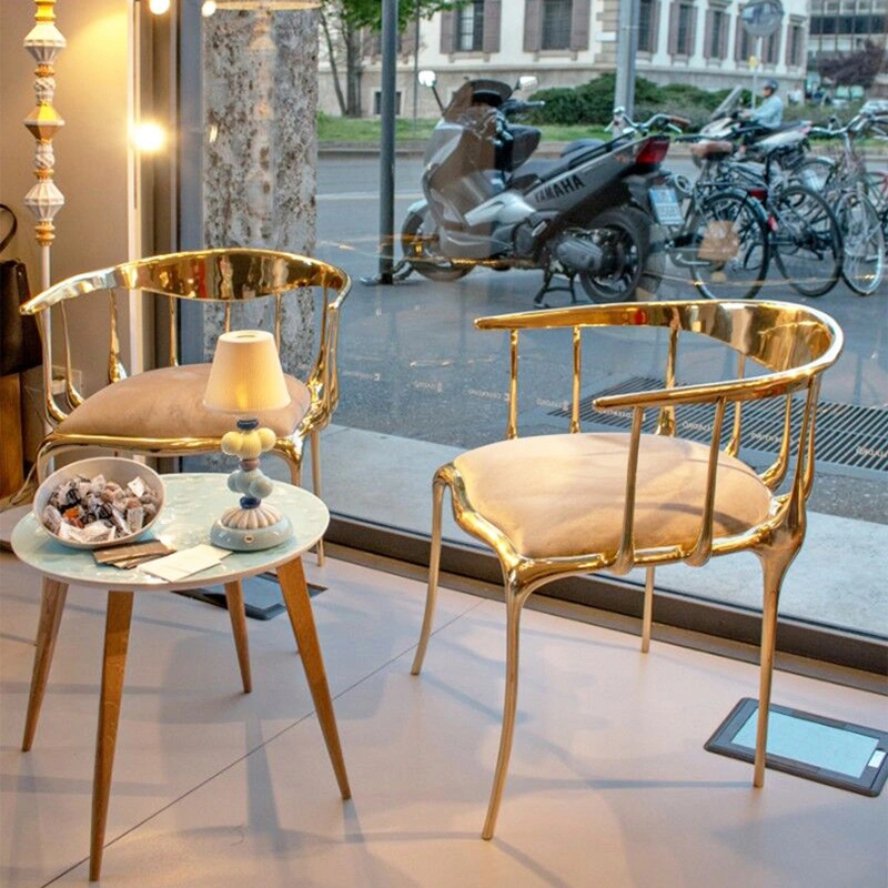 Chaises de salle à manger en acier inoxydable tout en cuivre de luxe léger avec pieds d'éléphant.