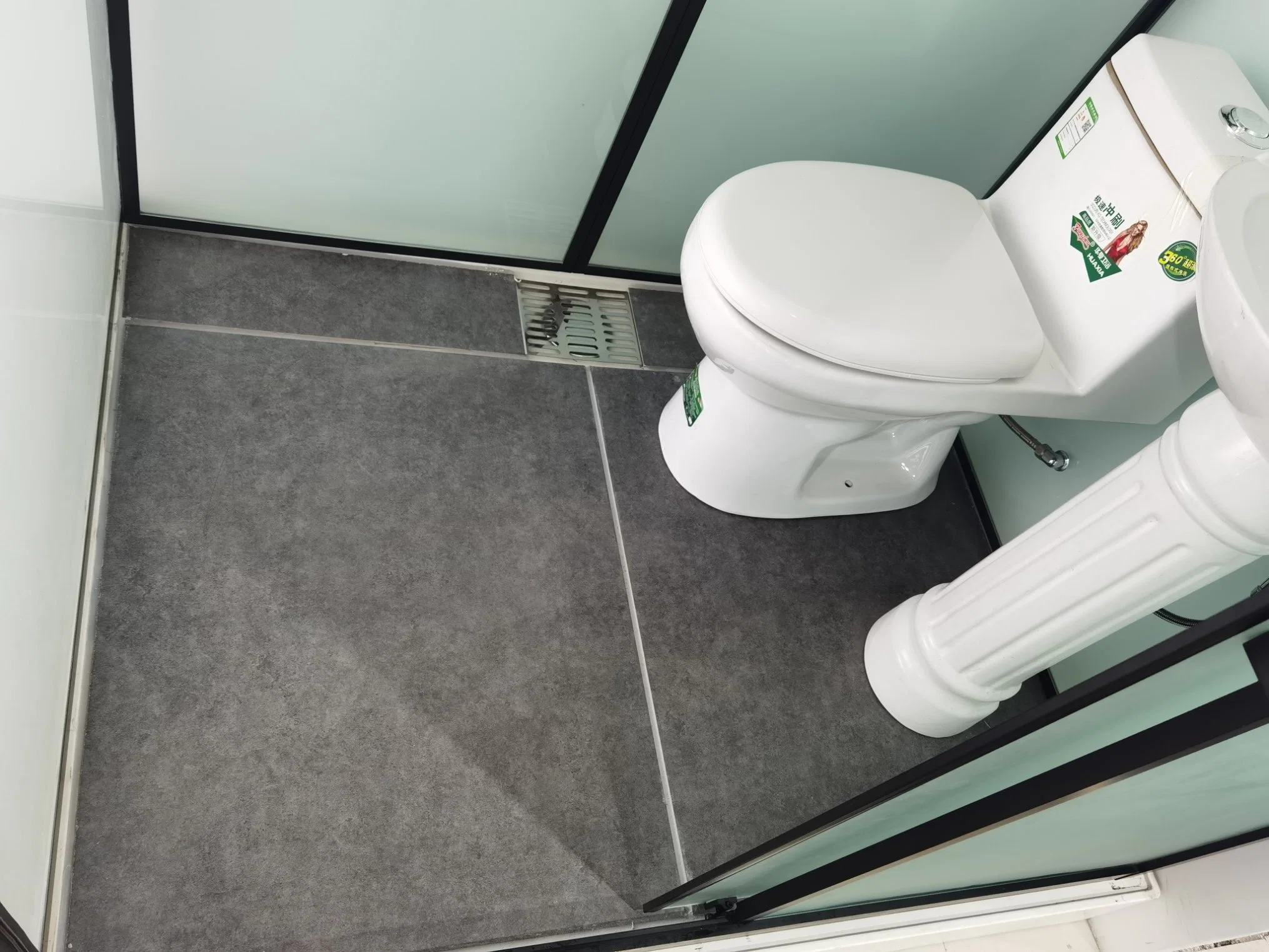 Le tout dans une salle de toilettes salle de douche en verre tempéré