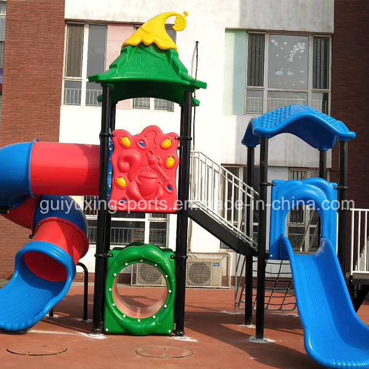 Los niños juegan la escuela utiliza equipos de diversión al aire libre
