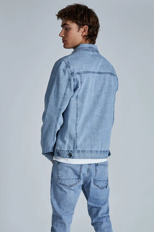 Men's a True Original Fit Snow Wash Denim Long Sleeved Waist Length Rodeo Jacket with Double Flat Chest and Side Pockets Classic Denim Trucker Jacket