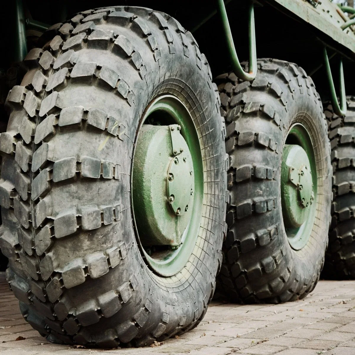 Special Vehicles Truck Tyre 12.00-18 (320-457) 13.00-18 12.5-20 (335/80-20) 11.00-20 12.00-20 13.00-20 14.00-20 E-2 Tire for Mpt Tank Armored Car Use