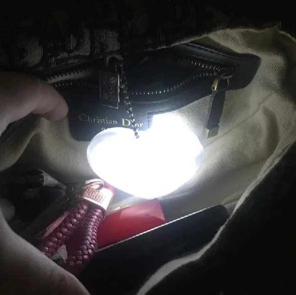 Nuevo portátil Mini batería de la luz de la bolsa de sensor automático del sensor de luz en forma de corazón Monedero caliente Romance Sensor táctil de la luz de noche