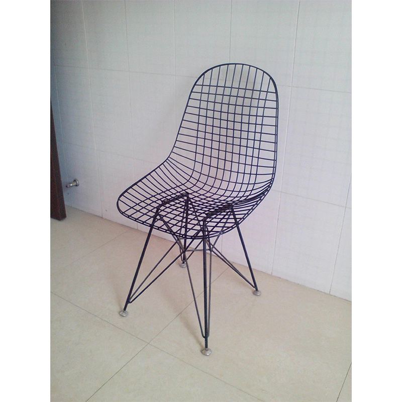 Silla moderna de malla metálica con acolchado PU negro