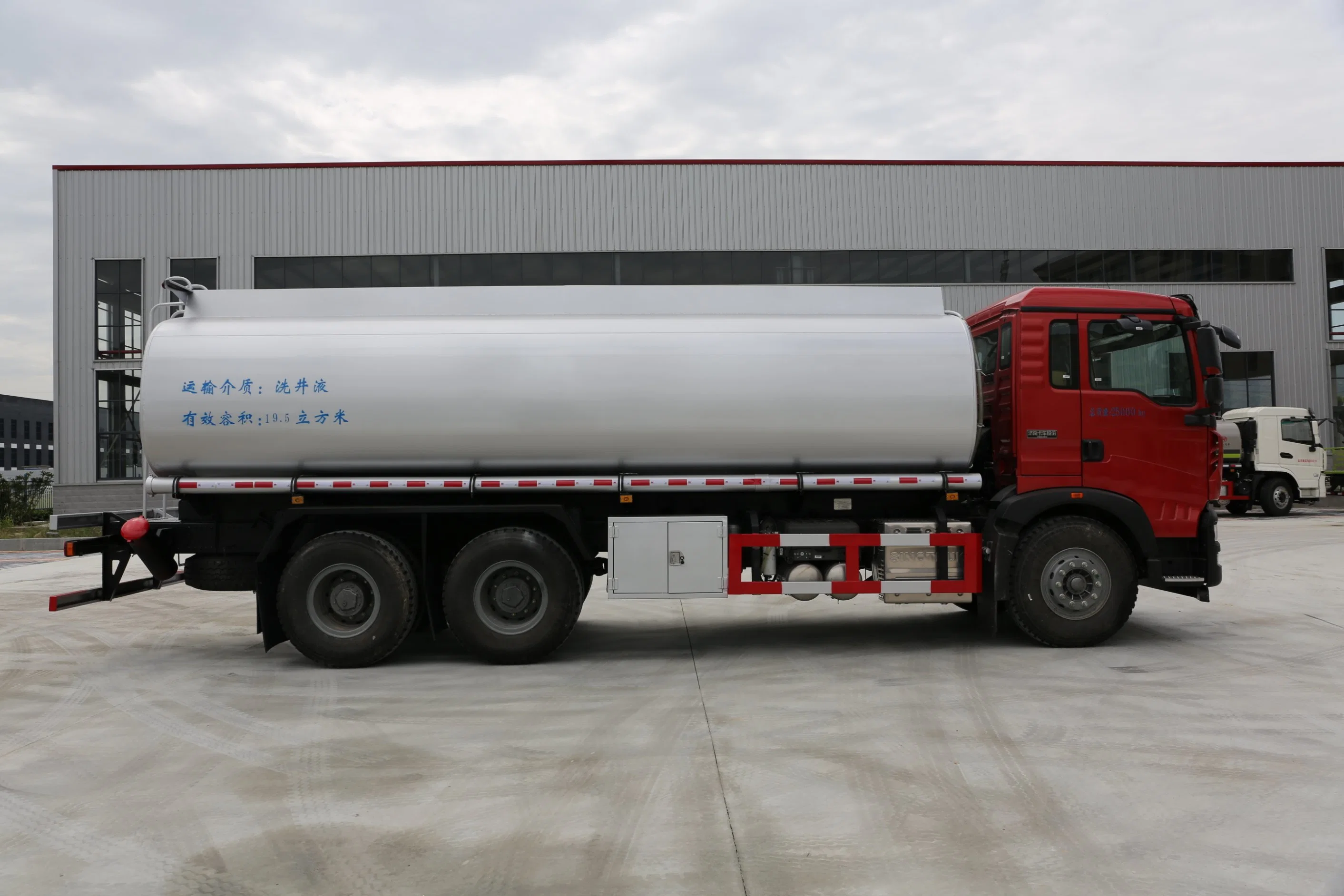 Sinotruk HOWO 6*4 Liquid Supply Truck Oil Field Special Vehicle Customized