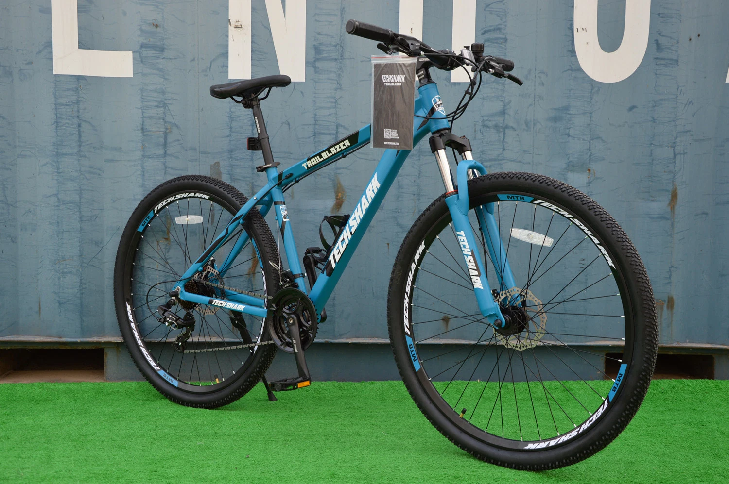 Bicicleta de montaña de aleación de aluminio de color negro con buena calidad