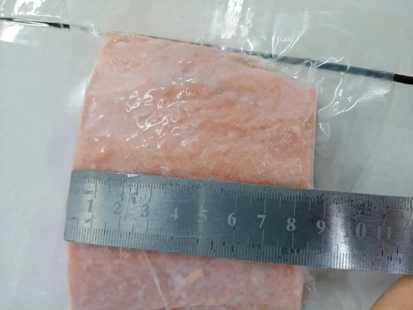 Porción de salmón coho congelado, piel encendida