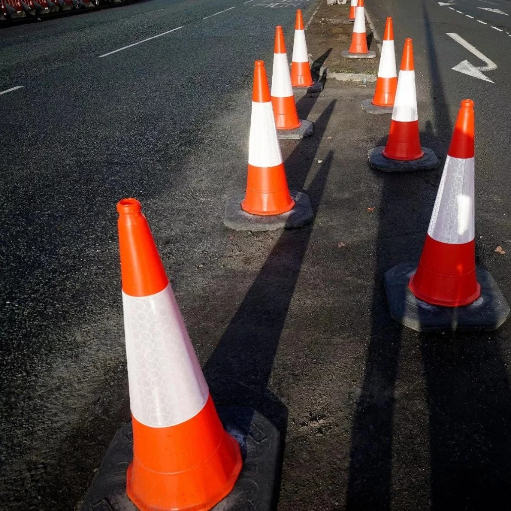 Locais de construção dos cones de trânsito em plástico vermelho/laranja com cuidado Cones