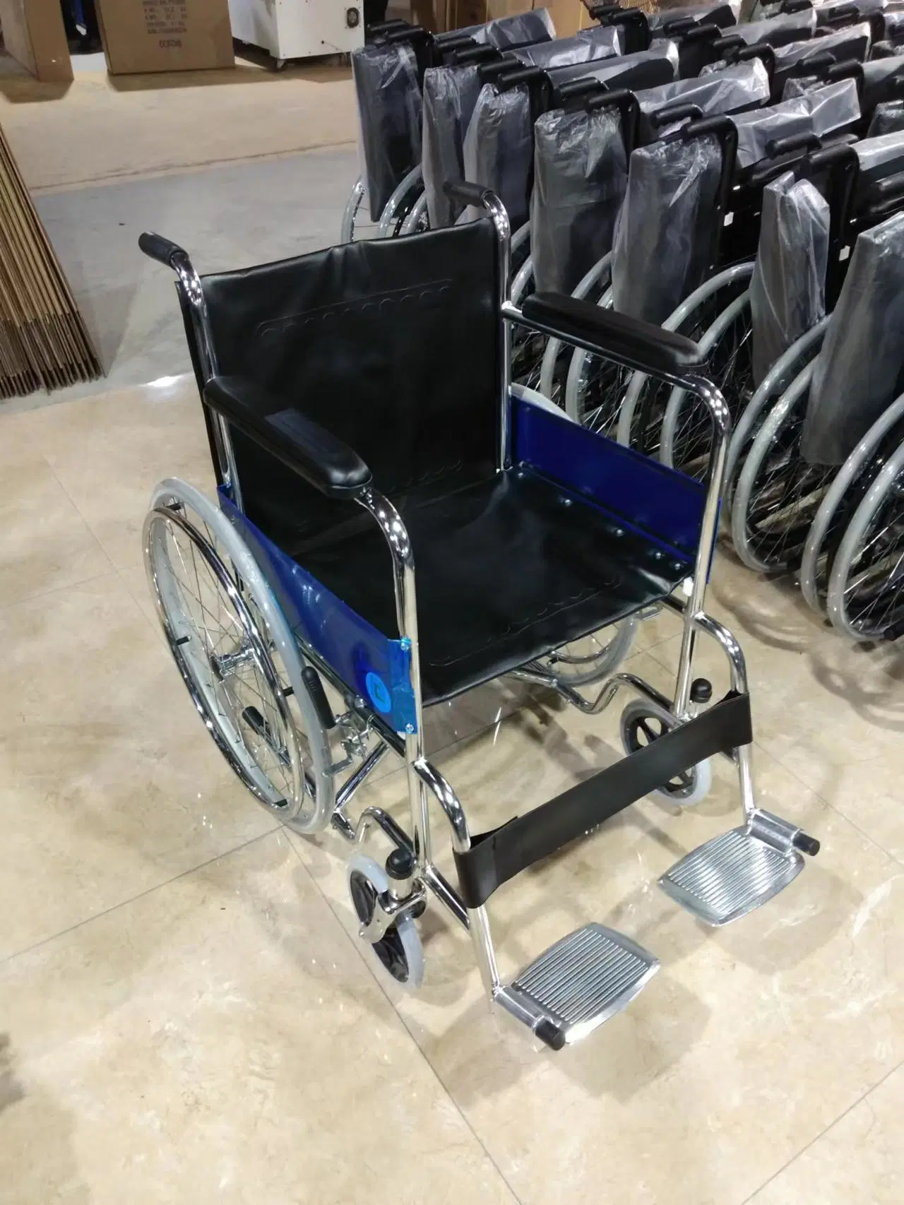 Économie Fauteuil Roulant Manuel Pliable Directement de l'Usine Chinoise Chaise Roulante en Acier à Prix Compétitif