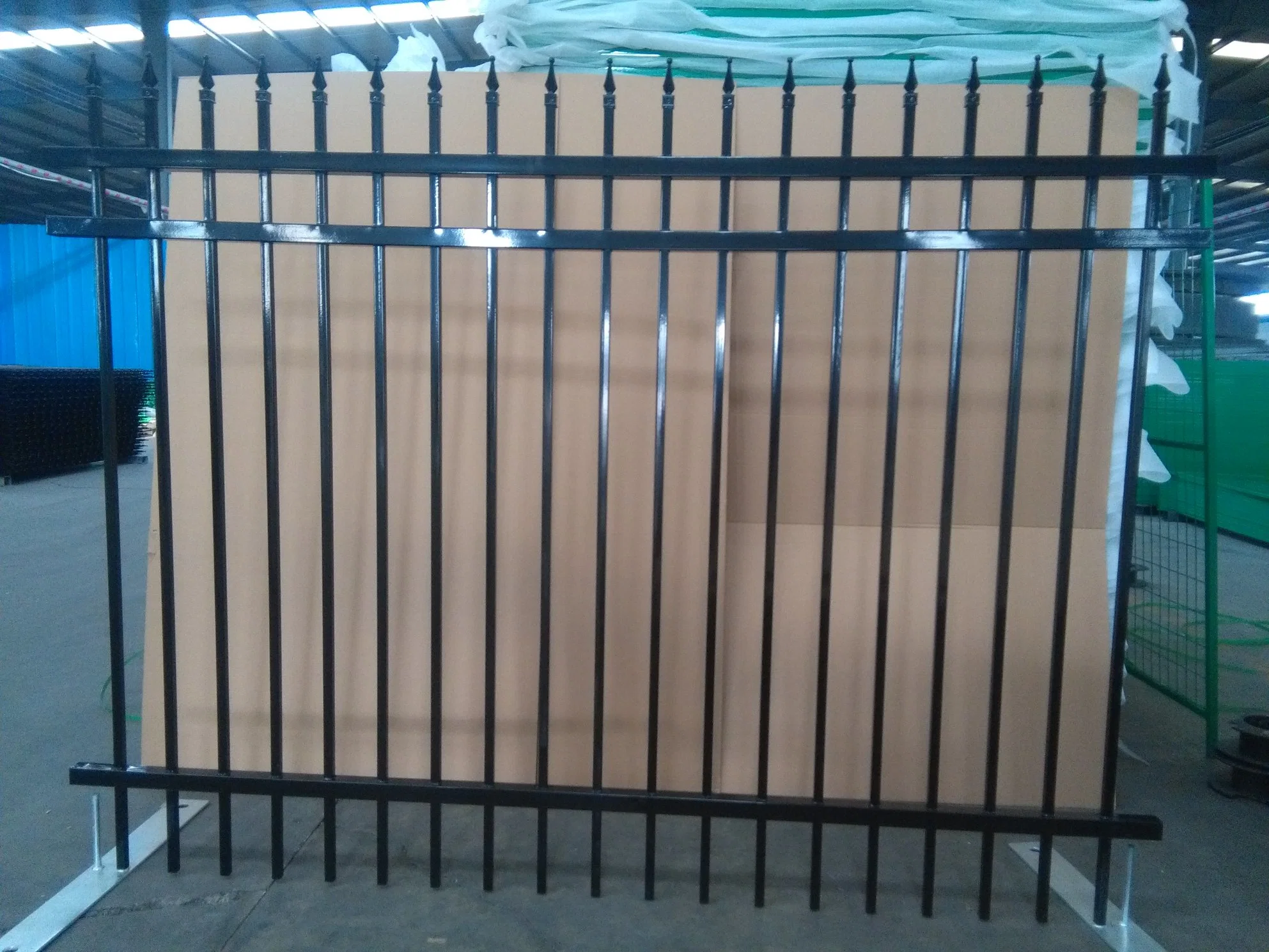 Wholesale/Supplier Custom Powder Coated Anti Rust Welded Wrought Picket Boundary Corrugated Decorative Garrison/Security/Safety Fence for Metal/Carbon Steel/Iron