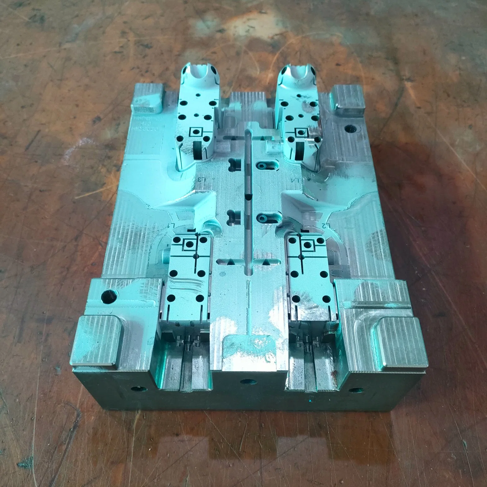 Manufacturer Make Smooth Surface Clear Plastic Parts Injection Molds for Electronic Enclosure