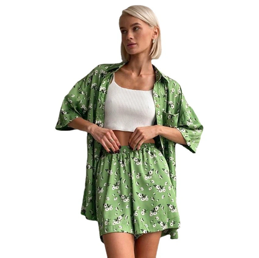 Conjunto de calções de pijamas em seda verde com estampado acetinado de designer para mulher Primavera Conjunto de 2 peças para usar no lounge