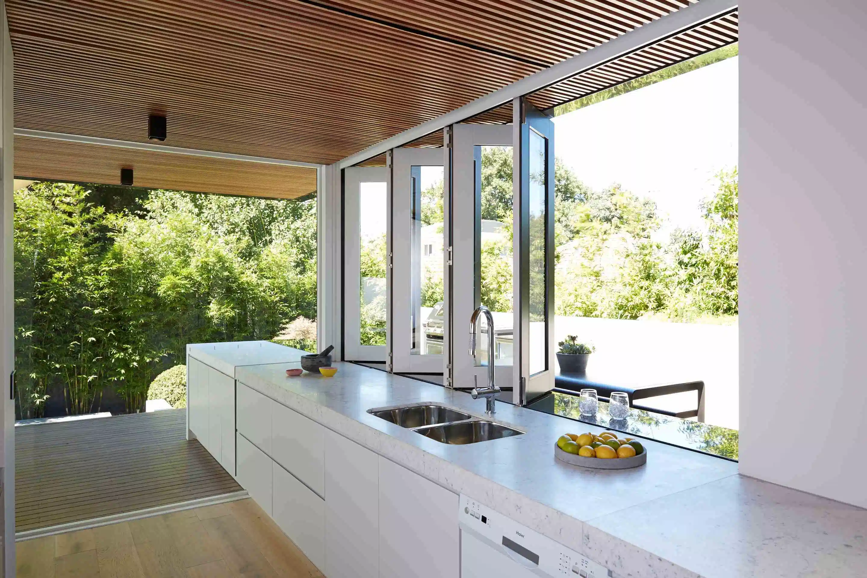 Ventilation personnalisé multipoint cambrioleur de verrouillage résistant dernière conception Bi-Fold Windows des armoires de cuisine