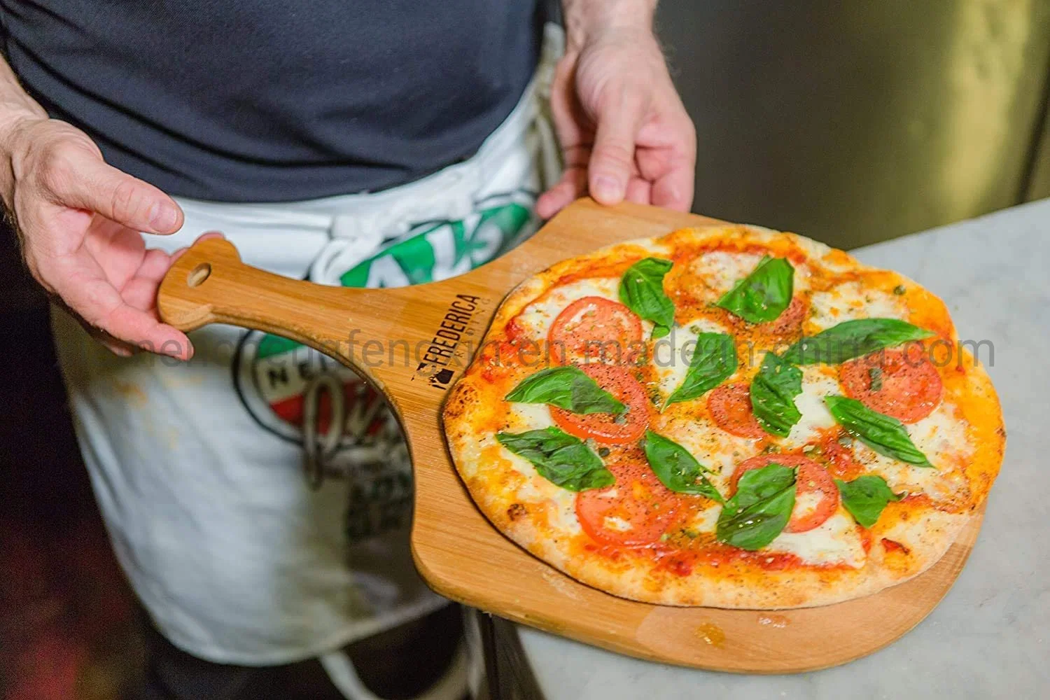 Frederica Trading Premium Bamboo Pizza en bois peler et planche à découper avec poignée (pour cuire des pizzas, du pain, couper des fruits, des légumes, du fromage)