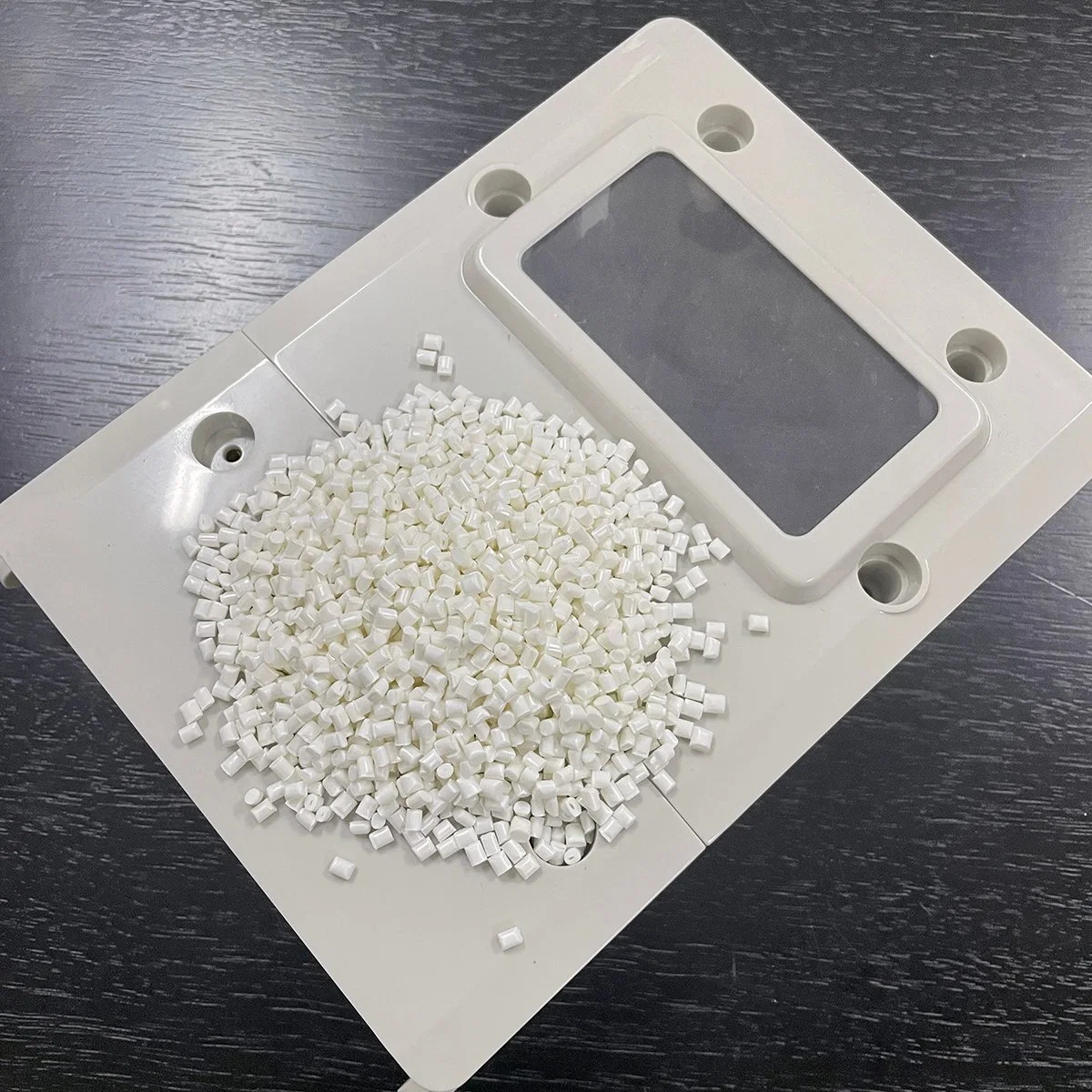 Customized Grey Anti-UV Wear Resistance Shading Polycarbonate Granules for LED Light