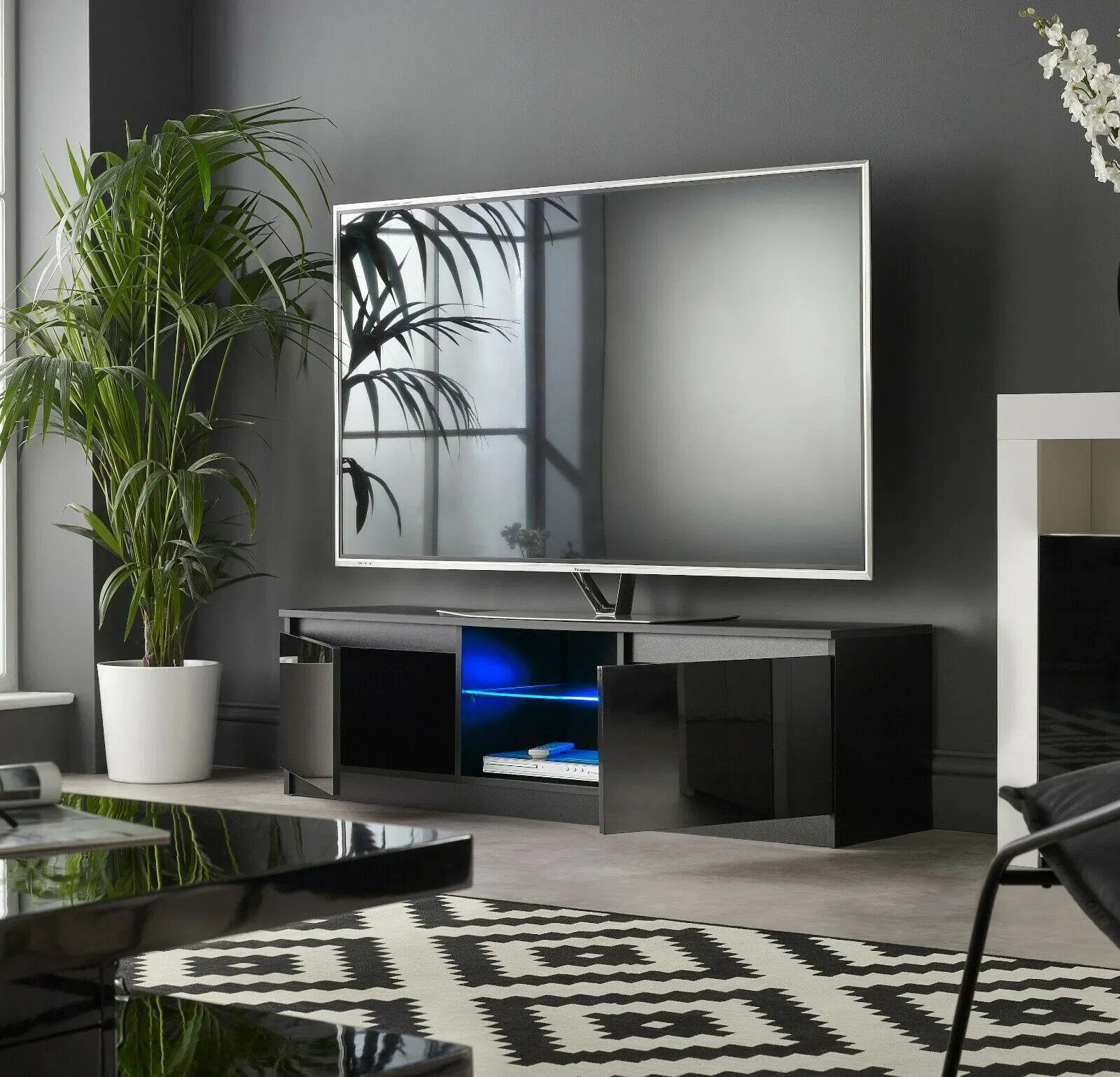 La Chine Salle de séjour de gros meubles TV LED en bois noir unité armoire en bois meuble TV MDF pour Home Hotel Appartement avec étagère en verre