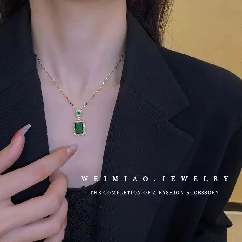 El lujo de la luz de la Abuela Emerald Necklace tres -piezas retro avanzado sensor de titanio Colgante Collar de acero de la cadena de hueso Aretes Ring