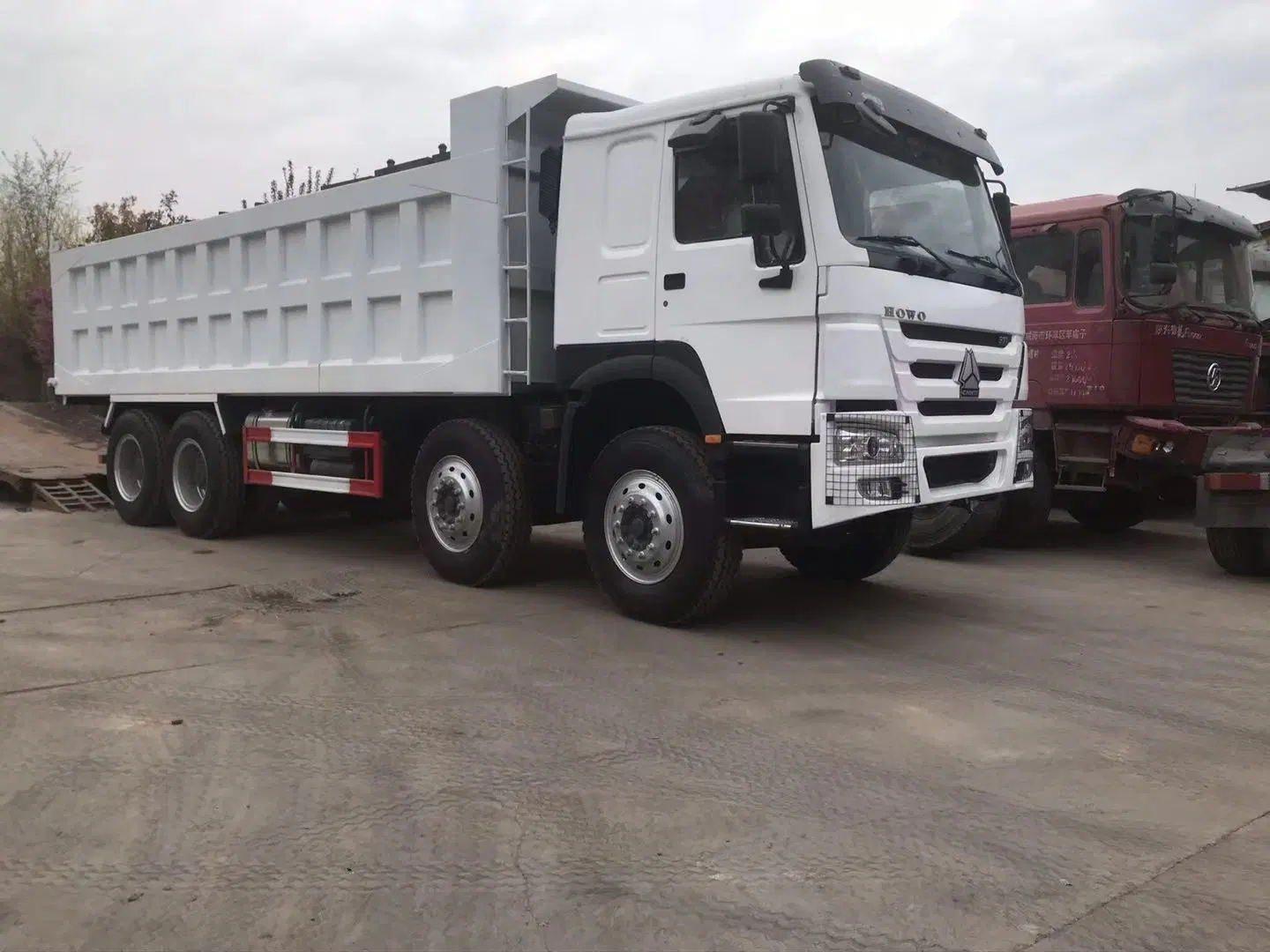 8*4 Heavy Loading Capacity 371HP Dump Trucks Benz Volvo Sinotruk HOWO Used Trucks