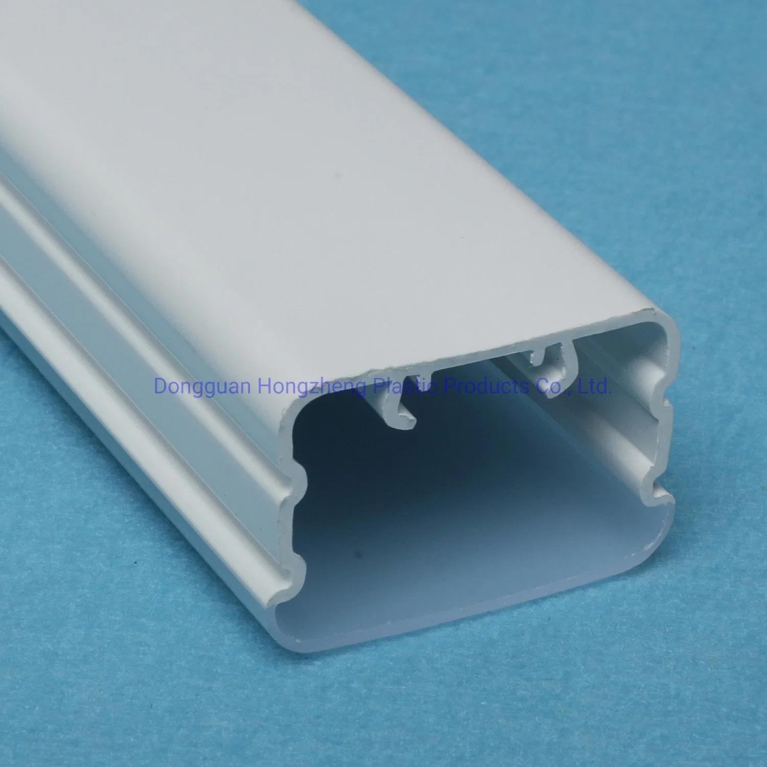 Profilé diffuseur d'extrusion en plastique PC personnalisé pour les pièces de tube lumineux à LED.