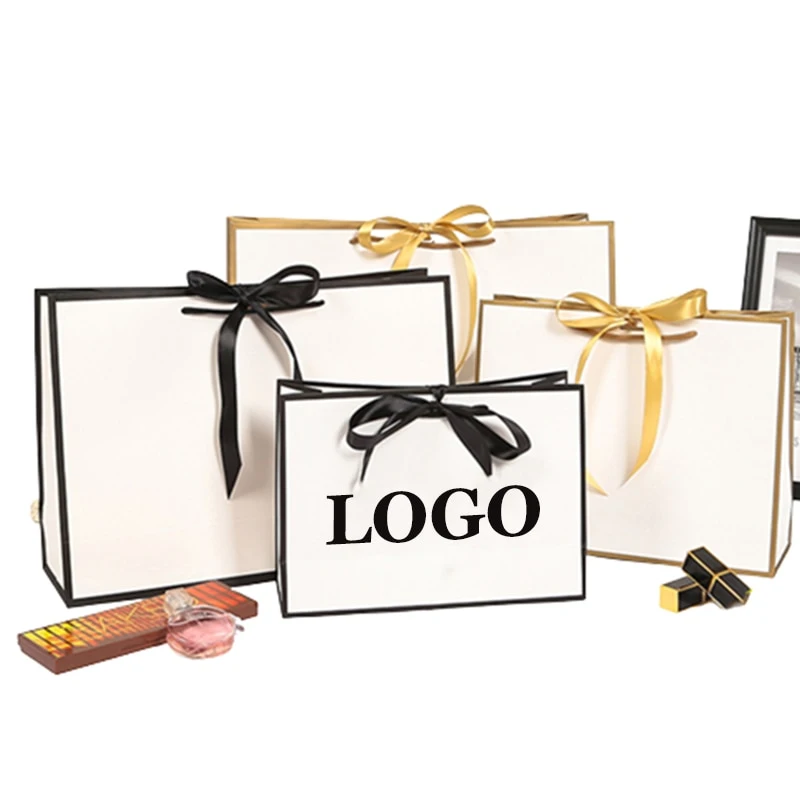 Bolsa de papel de cartón Negro Logo Impreso personalizado Compras Bolsas de papel Bolsa de transporte de regalo de embalaje de ropa de lujo