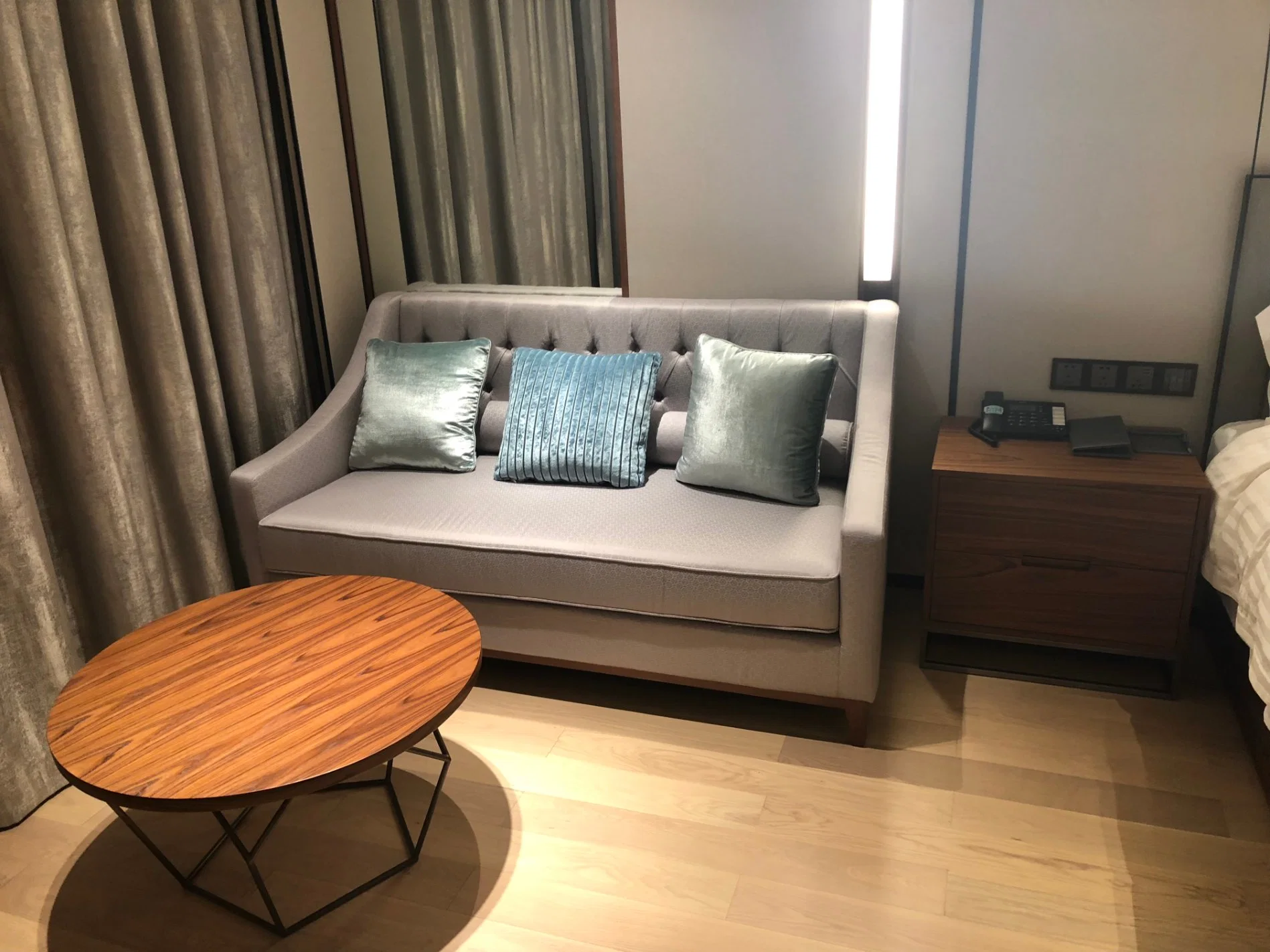 Producción de muebles de apartamentos de hotel de lujo Regency modernos personalizados de alta gama fabricados en fábrica en China por Yabo Intercontinental.