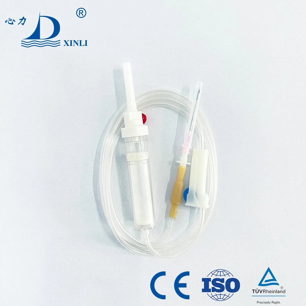 Ensemble de transfusion intraveineuse jetable médical avec tubulure en PVC.