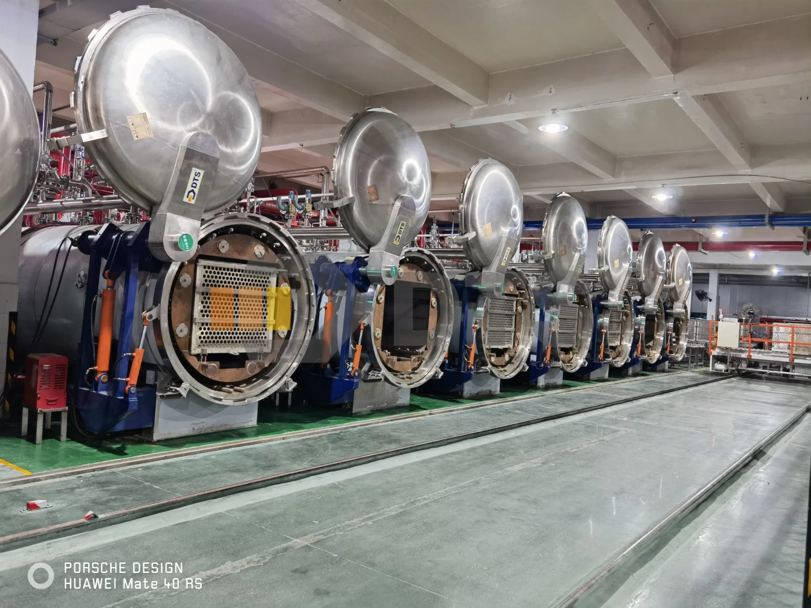 L'eau pulvérisée cornue rotatif // Retort stérilisateur autoclave pour les conserves, pochette, sac, aliments et boissons emballés de bac