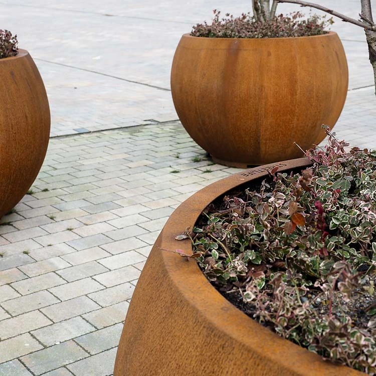 Pots de fleurs en acier corten décoratif pour l'extérieur.