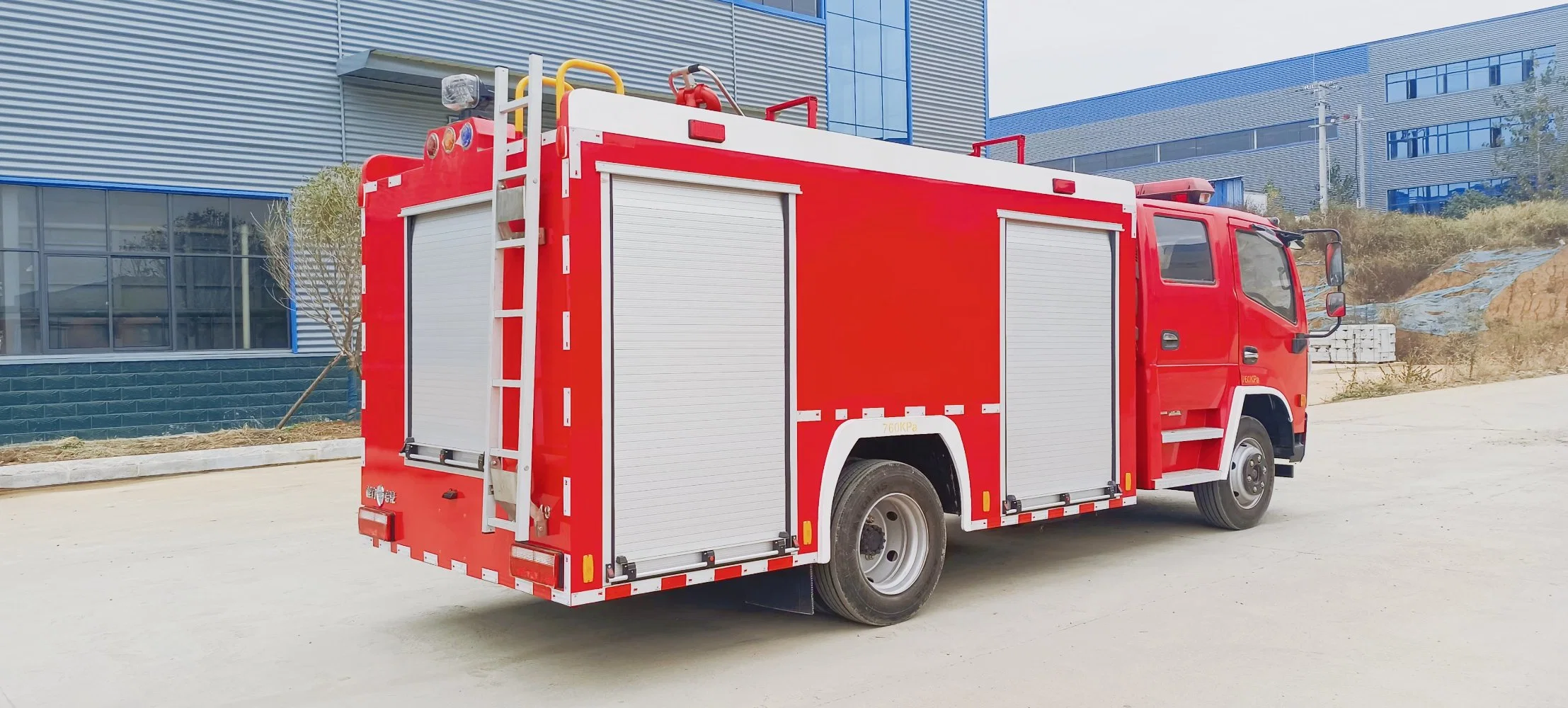 Camion-citerne de lutte contre l'incendie en Chine Dongfeng 4X2 5 tonnes 5000L Camion de lutte contre l'incendie à l'eau et à la mousse Équipement de lutte contre l'incendie de bonne qualité et à bon prix.