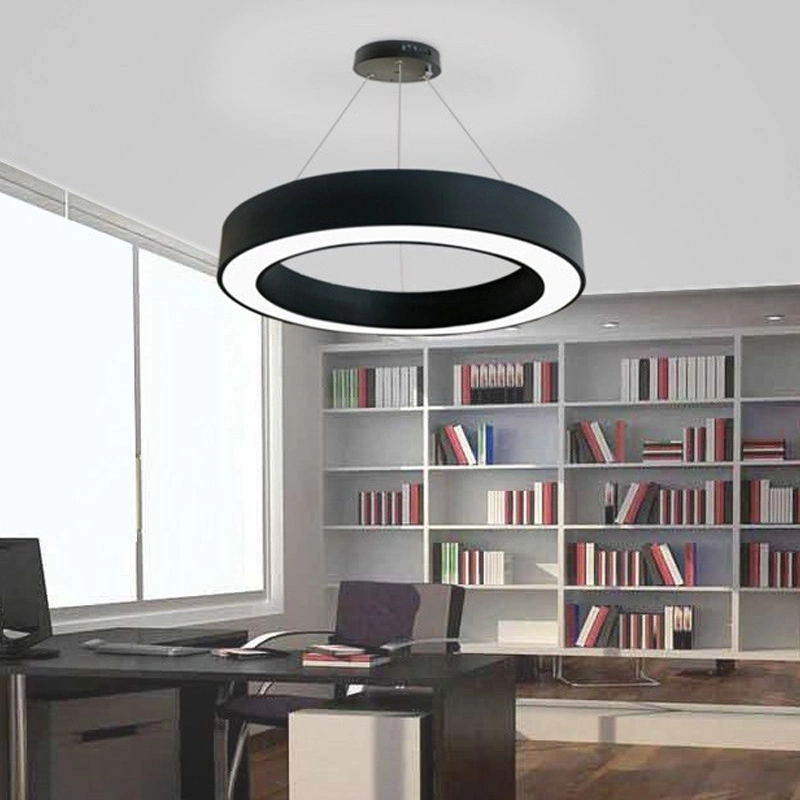 Lampe suspendue moderne en cercle rond à LED pour salle de sport.