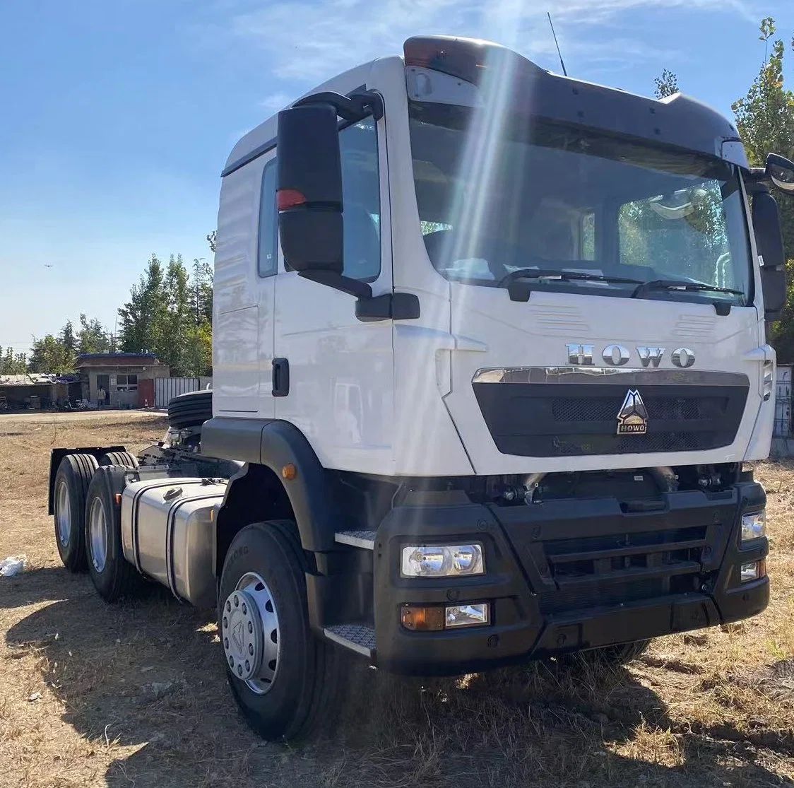 Prix bas Sinotruk HOWO Nouveau Weichai Diesel CNG 10 roues lourdes 4X2 6X4 400HP 430HP Remorque Tête de semi-remorque Tracteur Camion