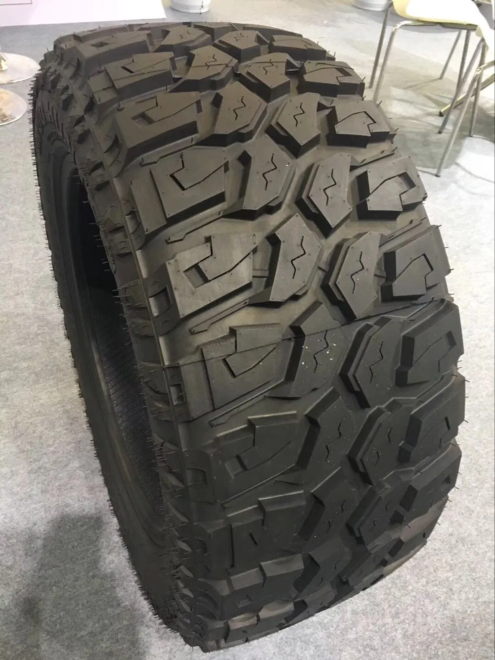 Pneumatic Natural Rubber Minging Big Block Pattern Commercial Dump Truck Tyre for Export Sale 14.00r20 8.25r16 245/70r19.5 385/55r22.5