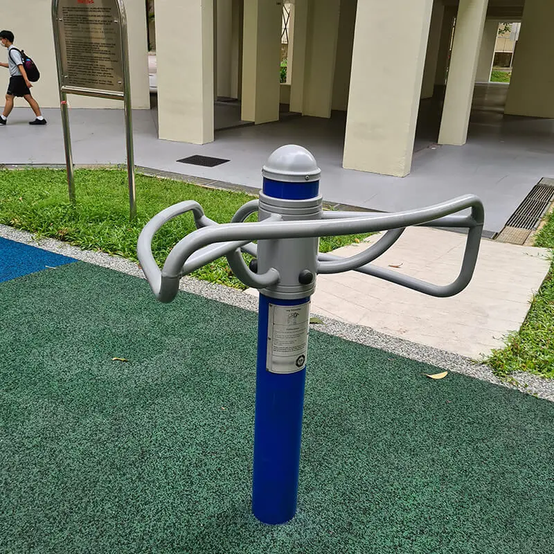 El equipo de gimnasia al aire libre de la bicicleta estacionaria