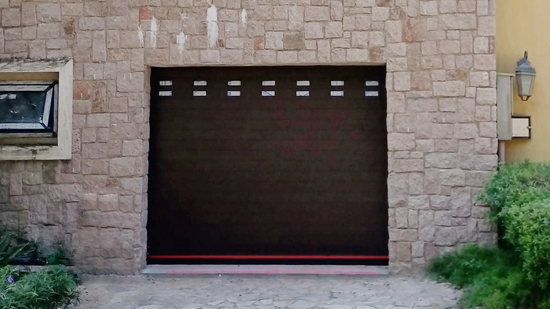 Porta de garagem com comando à distância e porta de correr